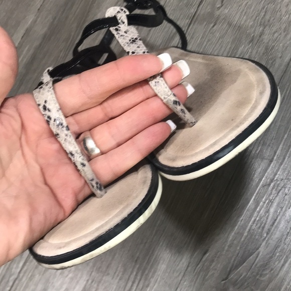 Clarks Black Patent Leather & Snakeskin Embossed Thong Style Sandals size 9 - Picture 3 of 8